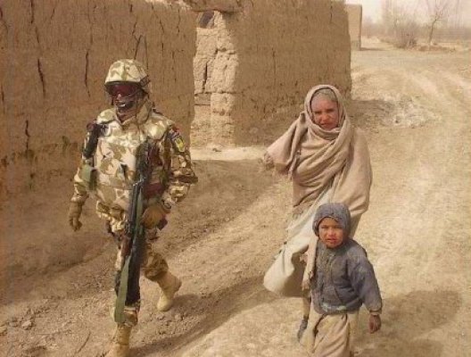 Militarul român rănit duminică în Afganistan, transferat în Germania